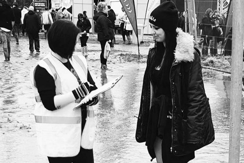 The 1625 outreach team speaking to a young person